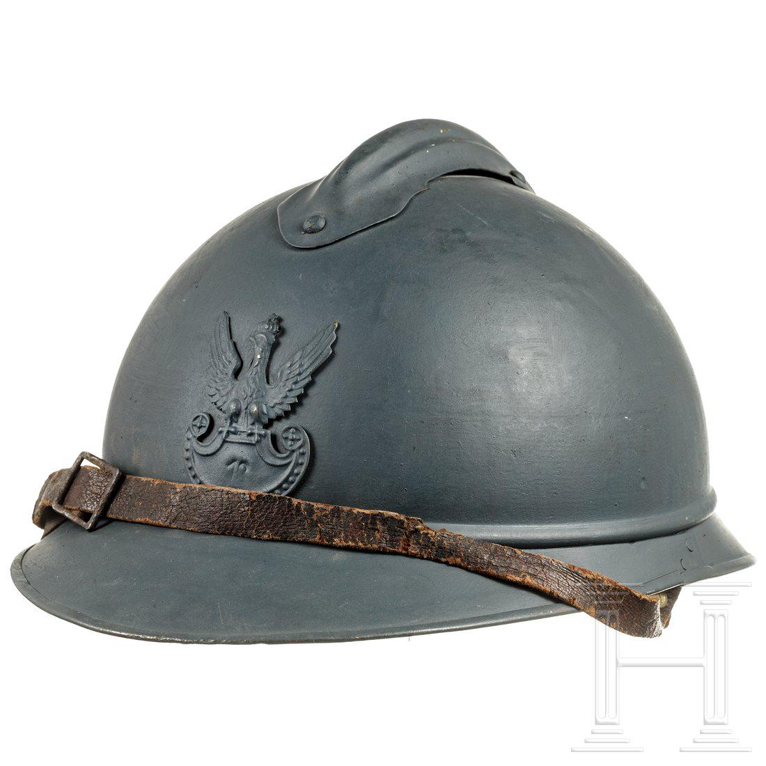 A French/Polish steel helmet M 15 Adrian for Polish: A French/Polish steel helmet M 15 Adrian for Polish volunteers in the French army, 1915 - 1918Stahl, blaugrau lackiert (neu angestrichen), angenieteter Kamm, stirnseitig aufgelegter polnischer Adler. 