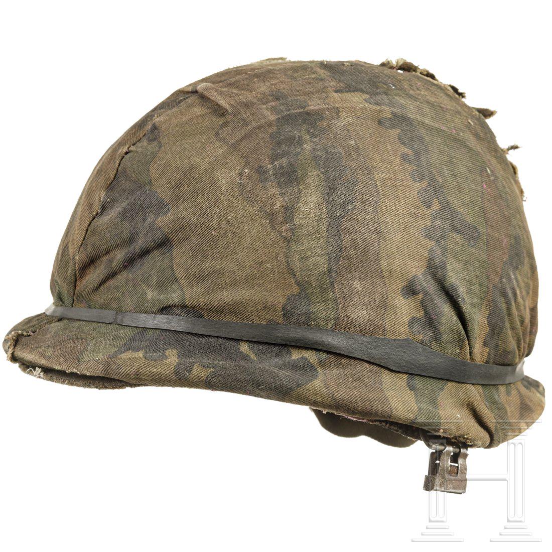 An Argentine steel helmet from the Falklands War, 1982: An Argentine steel helmet from the Falklands War, 1982Form entsprechend US-M1, gesandet, grÃ¼ngrau lackiert, darÃ¼ber zwei HelmbezÃ¼ge, beschÃ¤digt durch Kampfeinwirkung. Kunststoff-Innenhelm 