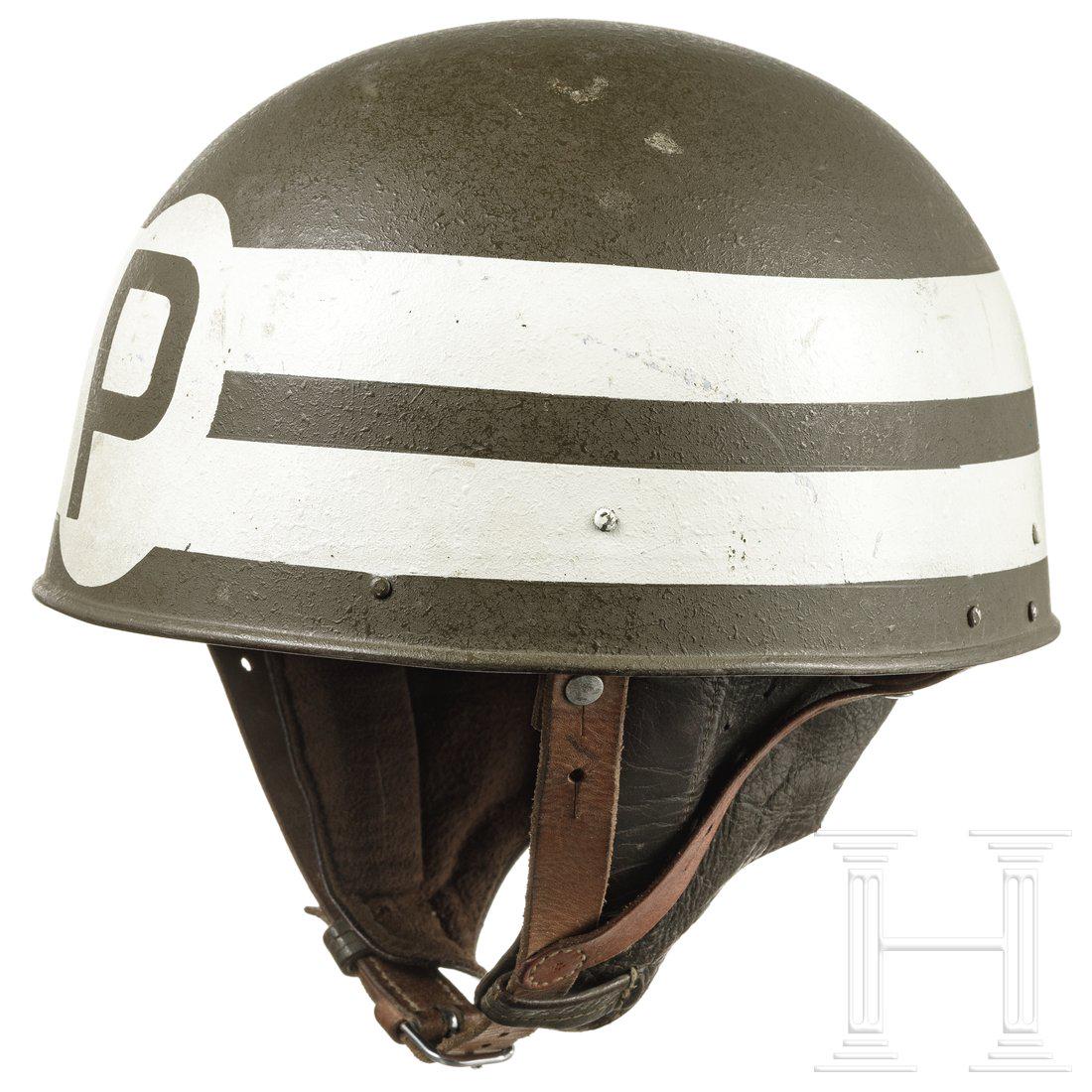 A Swiss steel helmet M 48/62 of the military police,: A Swiss steel helmet M 48/62 of the military police, dated 1967Stahl, graugrÃ¼n rau lackiert mit sauberer weiÃŸer Bemalung der MilitÃ¤rpolizei ("P"). SchÃ¶n erhaltenes Lederfutter mit vier Las