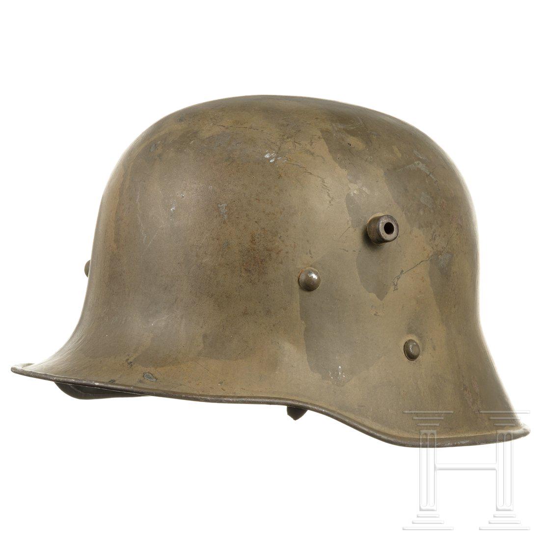 An Austrian steel helmet M 17, 1920s: An Austrian steel helmet M 17, 1920sStahl, in OckertÃ¶nen tarnfarben lackiert (berieben, Rostspuren), auf dem Scheitel gestempelt "B 188". Dreiteiliges Lederlaschenfutter an stÃ¤hlernem Futterring