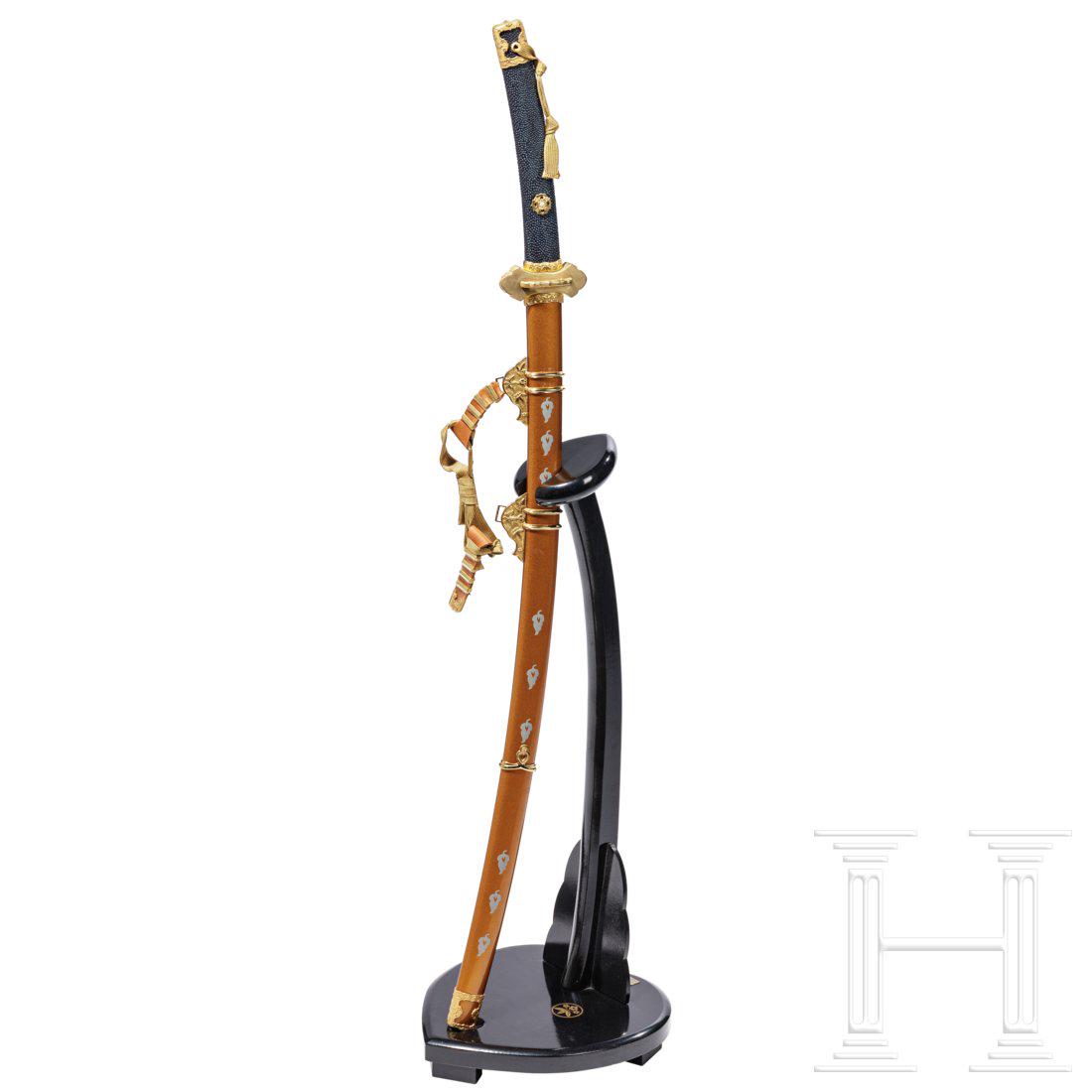 A sword in the style of a Shitogi Tachi, collector's: A sword in the style of a Shitogi Tachi, collector's replica in the style of the 12th centuryPolierte Klinge mit geÃ¤tztem Hamon, Messinghabaki. Typische Shitogi-Tachi-Montierung aus Messing, Tsuka 