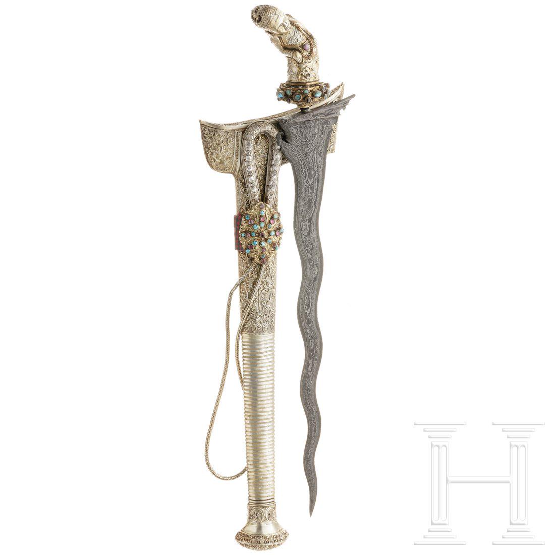 A silver-mounted Makassar kris, 20th century: A silver-mounted Makassar kris, 20th centuryGeflammte Klinge mit schÃ¶ner Pamor Zeichnung und fein geschnittenem Ansatz, Mendhak mit TÃ¼rkisen und Rubinen besetzt (teilweise stark bestoÃŸen), Gr