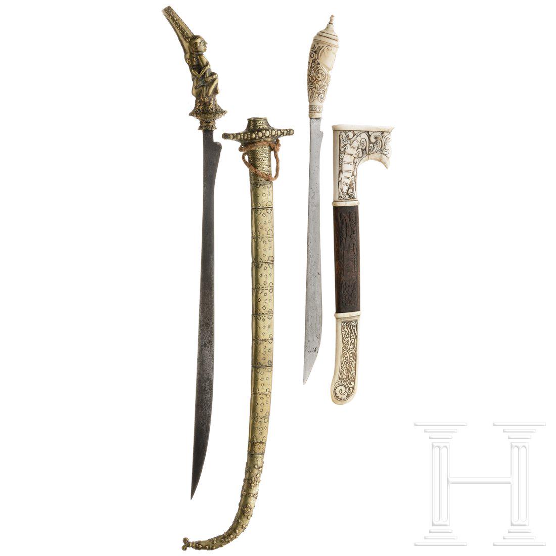 Two Batak Piso knives, 19th/20th century: Two Batak Piso knives, 19th/20th centurySchlanke RÃ¼ckenklingen, ein Messer mit figÃ¼rlich gegossenem Messinggriff, das andere mit fein beschnitztem Elfenbeingriff. Eine Scheide mit punziertem Mes