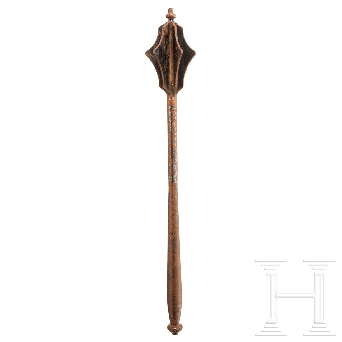 A mace, collector's replica in the style of the 16th: A mace, collector's replica in the style of the 16th centurySchlagkopf mit sieben BlÃ¤ttern, hohler, sich zum Griff verdickender Schaft, kleiner, leicht geschnittener Knauf. OberflÃ¤chen patiniert