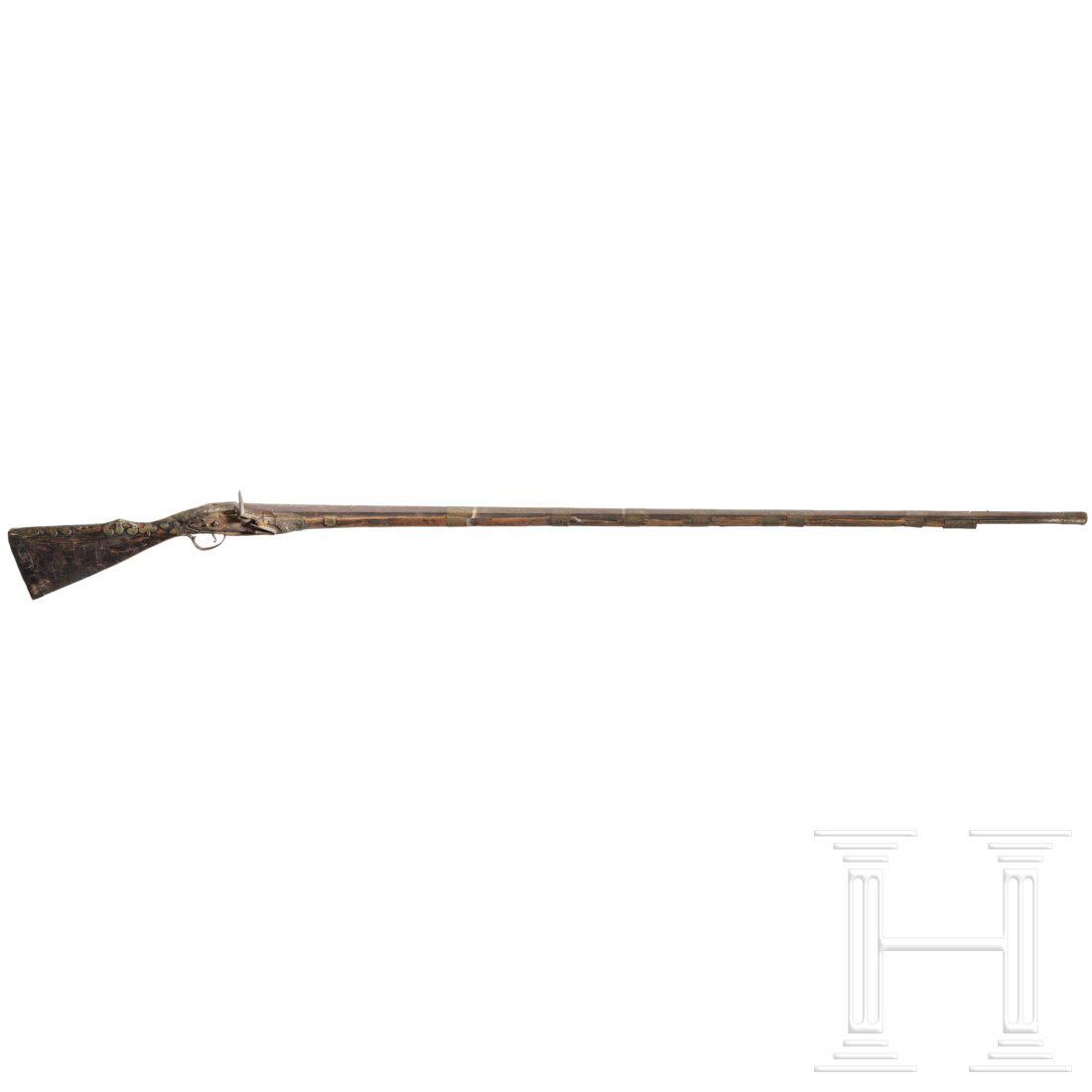 A Balkan Turkish flintlock rifle, 19th century: A Balkan Turkish flintlock rifle, 19th centuryOktagonlauf mit glatter Seele im Kaliber 13,5 mm. Glattes Steinschloss, Hahn fehlt. HÃ¶lzerner Vollschaft mit gravierter Messinggarnitur. Ladestock abge