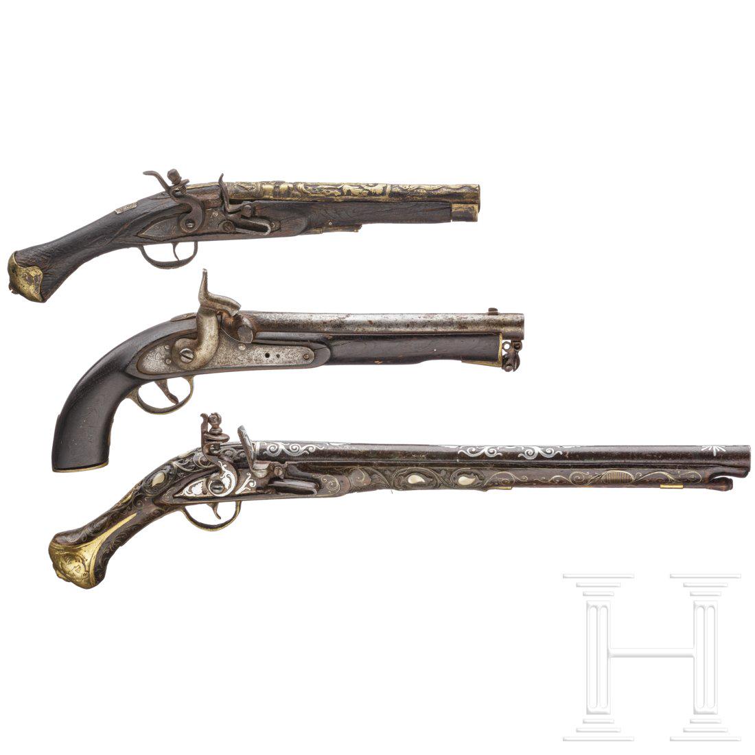 Three oriental pistols, 19th/20th century: Three oriental pistols, 19th/20th centurySteinschlosspistole mit silbertauschiertem Lauf im Kaliber 15,5 mm, en suite dekoriertes Steinschloss, beschnitzter Schaft mit Silberdrahteinlagen, hÃ¶lzerne