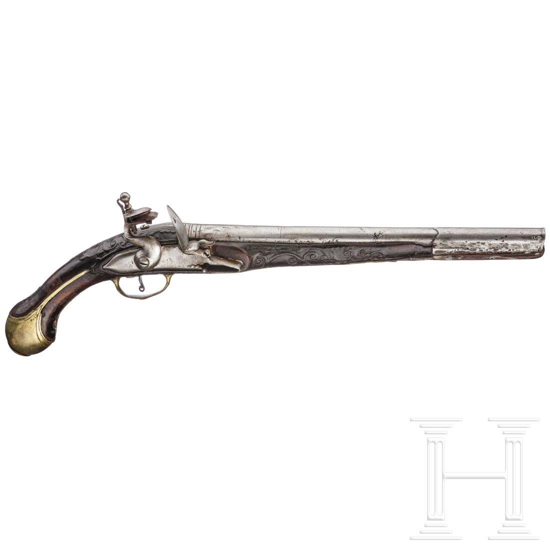 A flintlock pistol, Ottoman Empire, 18th century: A flintlock pistol, Ottoman Empire, 18th centuryKantiger, in rund Ã¼bergehender 325mm-Lauf mit glatter Seele im Kaliber 18 mm. Abgezogene blanke LaufoberflÃ¤che mit Narbenbildung. Leicht verzierte