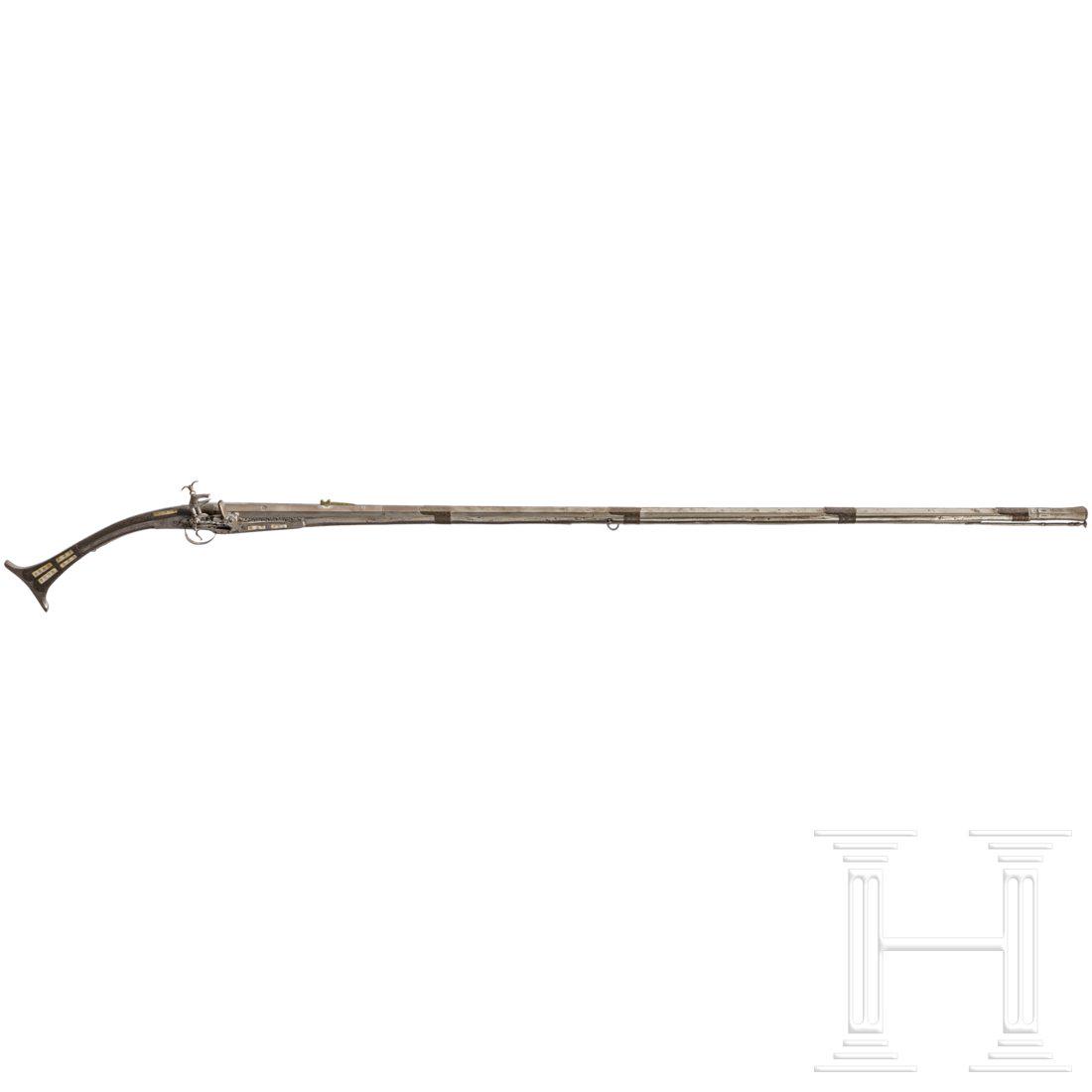 An Albanian Miquelet gun, 19th century: An Albanian Miquelet gun, 19th centuryAchtkantiger, an der MÃ¼ndung leicht gestauchter und gravierter, glatter Lauf im Kaliber 15,5 mm, die Oberseite gegratet und mit geschnittener, eingeschobener M