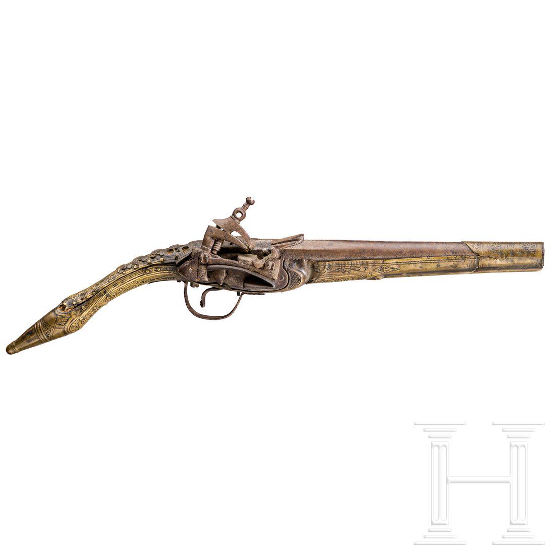 Miquelet pistol, Albania, 19th century: Miquelet pistol, Albania, 19th centuryRunder und glatter Lauf im Kaliber 14 mm mit sparsam graviertem Miqueletschloss (Schlossgang defekt). VollflÃ¤chig ornamentierter Messingschaft mit Fehlstellen.