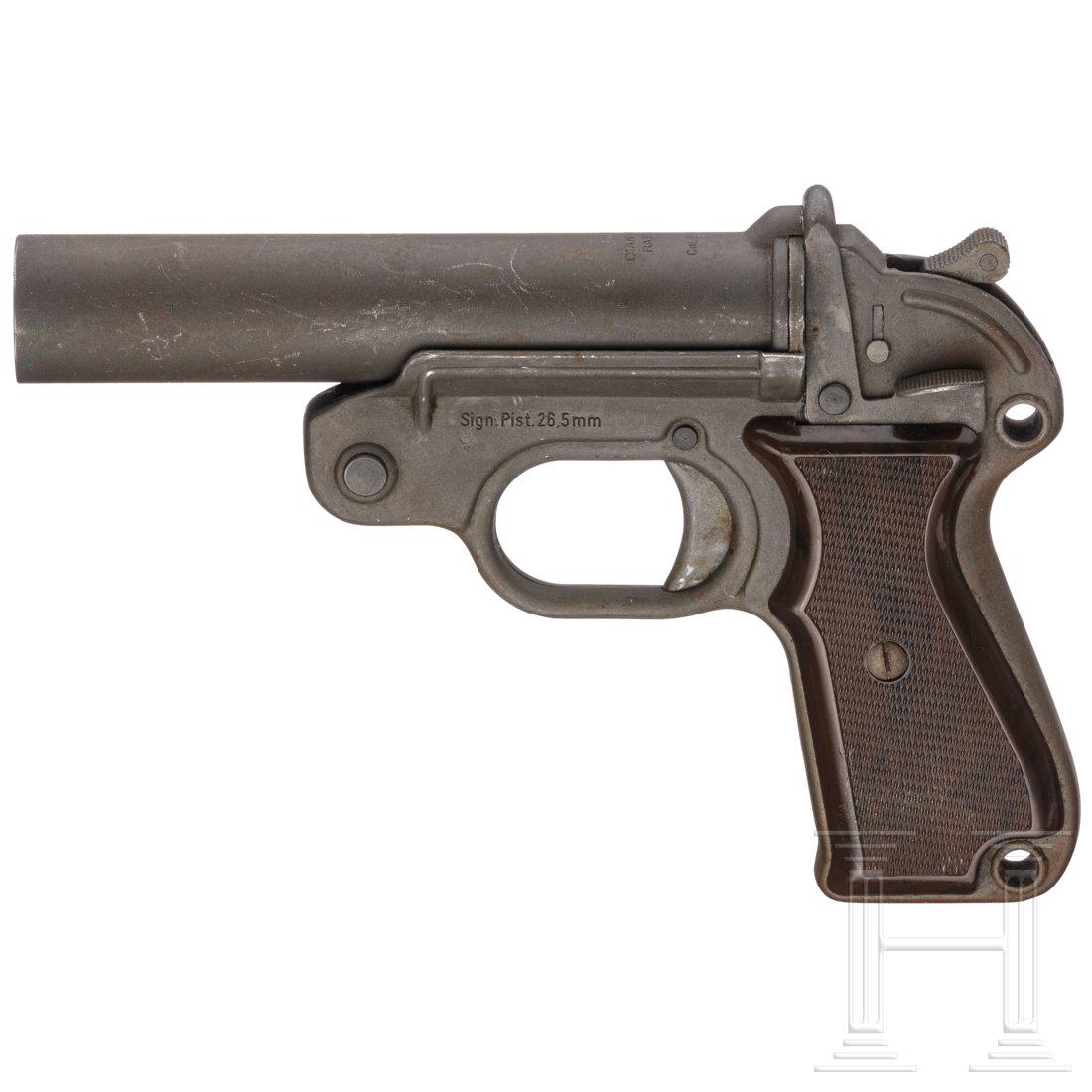 A Diana flare gun: A Diana flare gunCal. 4 Signal, SN. 74037, Lauf leicht rau. LÃ¤nge 15 cm. GÃ¼ltiger Beschuss 1976. VollstÃ¤ndige, originale Phosphatierung auf den Metallteilen. Links am Rahmen gemarkt mit "Sign