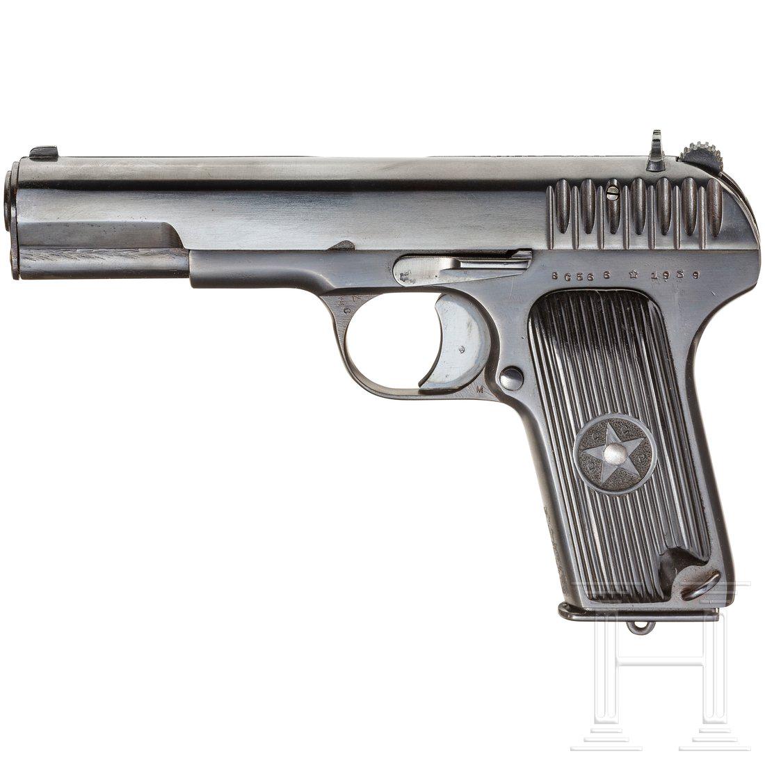 Tokarev TT 33, with holster - Russia: Tokarev TT 33, with holster - RussiaCal. 7,62 Tok., SN. BC566, Ã¤uÃŸerlich nummerngleich. Lauf matt. AchtschÃ¼ssig. Deutscher Beschuss. Fertigung 1939. NachbrÃ¼niert. Schwarze Kunststoffgriffs