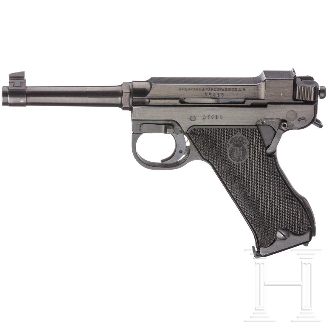 Husqvarna Mod. 40, Police: Husqvarna Mod. 40, PoliceCal. 9 mm Luger, SN. D7016, nummerngleich. Blanker Lauf, LÃ¤nge 118 mm. AchtschÃ¼ssig. Deutscher Beschuss 1974. Standardbeschriftung. DÃ¤nische Abnahme Krone/HV. Vollst�
