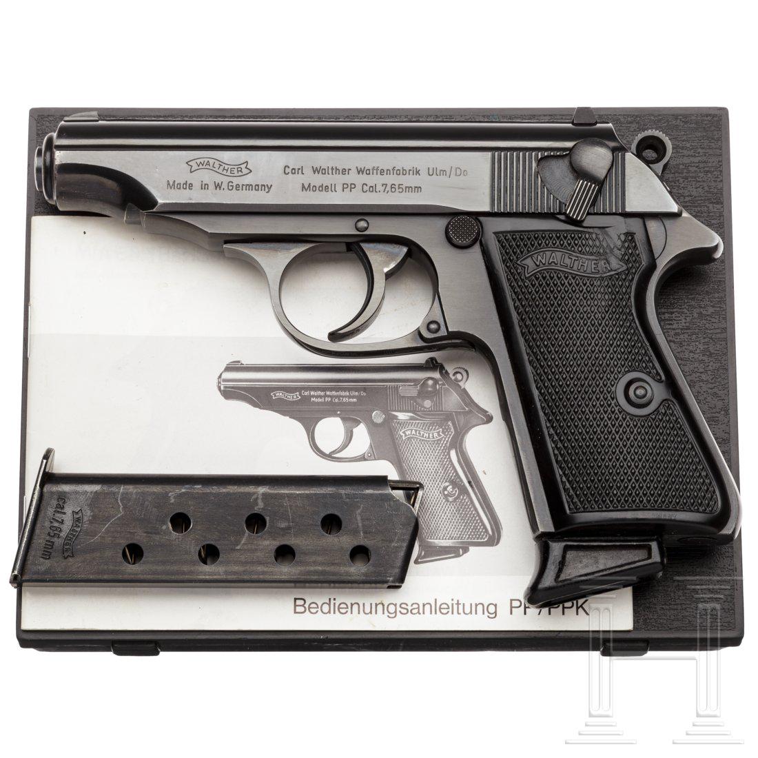 Walther PP, Ulm, in Box, Polizei Rheinland Pfalz: Walther PP, Ulm, in Box, Polizei Rheinland PfalzCal. 7,65 mm Brown., SN. 439058, nummerngleich. Blanker Lauf. AchtschÃ¼ssig. Deutscher Beschuss. Signalstift. Zweizeilige Standardbeschriftung. Rechts