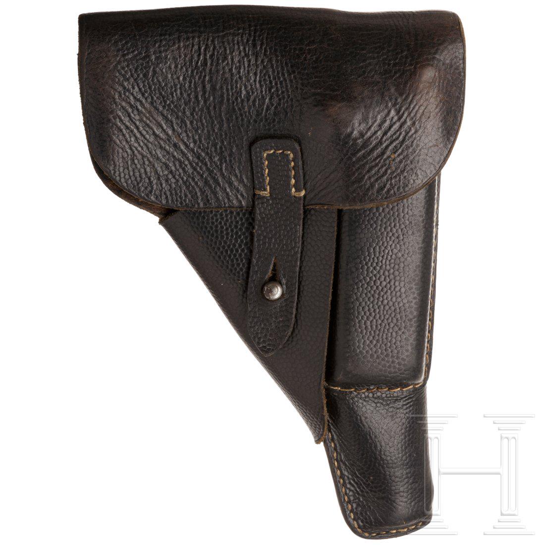 A holster for a P 38: A holster for a P 38Schwarze Schweinsledertasche. Zwei Koppelschlaufen. SchlieÃŸknopf aus Stahl. Die hellen NÃ¤hte in Ordnung. RÃ¼ckseitig eingeprÃ¤gt "P 38" und schwer leserlich "cxb 4.."Cond