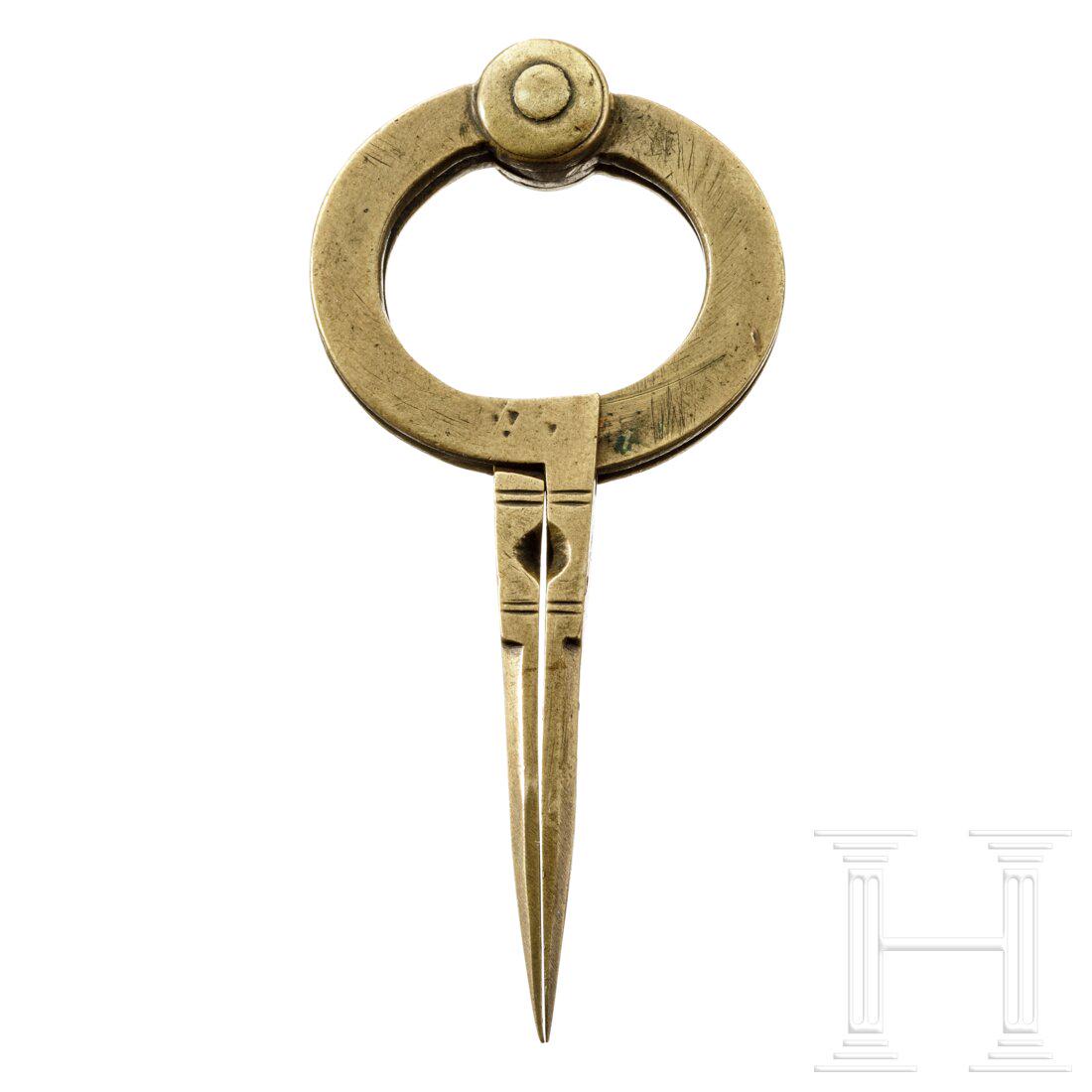 A pair of dividers, Nuremberg, circa 1600: A pair of dividers, Nuremberg, circa 1600Stabile Messingkonstruktion, die durch ein Scharnier verbundenen Schenkel im oberen Teil kreisförmig ineinandergreifend, im unteren angefast und leicht gr