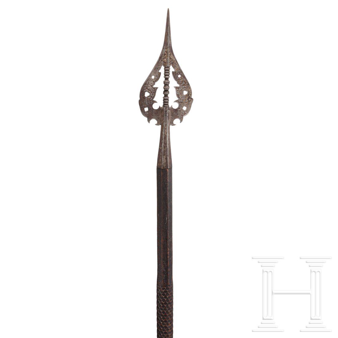 A German baroque hunting spear with pierced and etched: A German baroque hunting spear with pierced and etched tip, circa 1650Schlanke gekehlte Vierkantspitze, das breite Blatt durchbrochen gearbeitet. Der zentrale Schaft mit fein geschnittener Scheiben- u