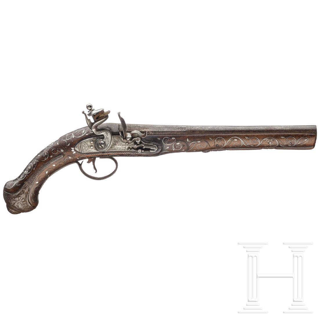 A silver inlaid Balkan Turkish flintlock pistol, 1st: A silver inlaid Balkan Turkish flintlock pistol, 1st half of the 19th centuryAchtkantiger, nach geschnittenem Baluster runder und glatter Lauf im Kaliber 15 mm. Über der Kammer ornamentale Gravur
