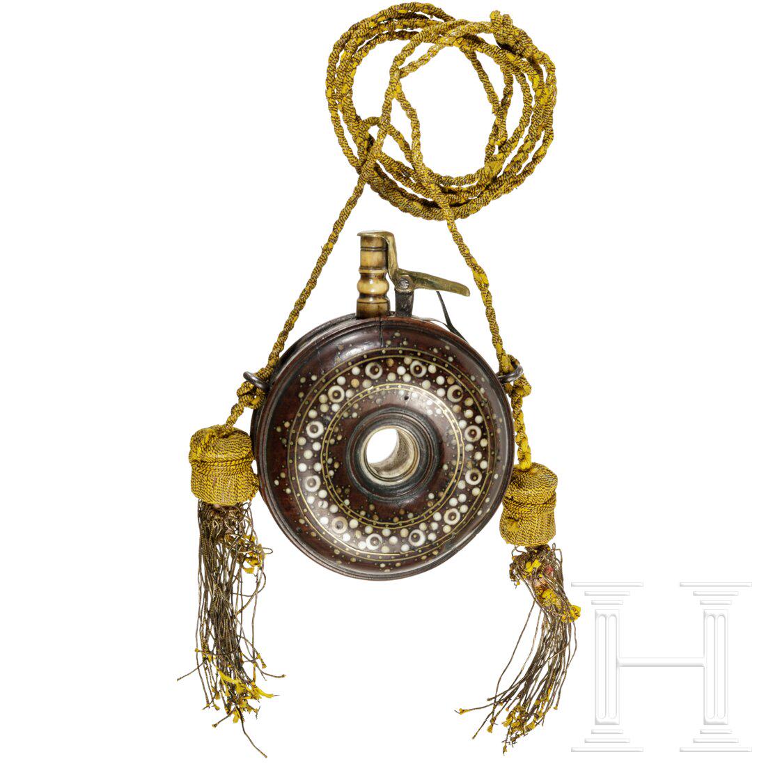A bone-inlaid Bohemian or Saxon priming flask, circa: A bone-inlaid Bohemian or Saxon priming flask, circa 1620Ringförmiger Korpus aus Nussbaumholz mit allseitig feinen Einlagen aus Bein und Messingdraht. Eingesetzte Nabe aus Hirschhorn, die gedrech