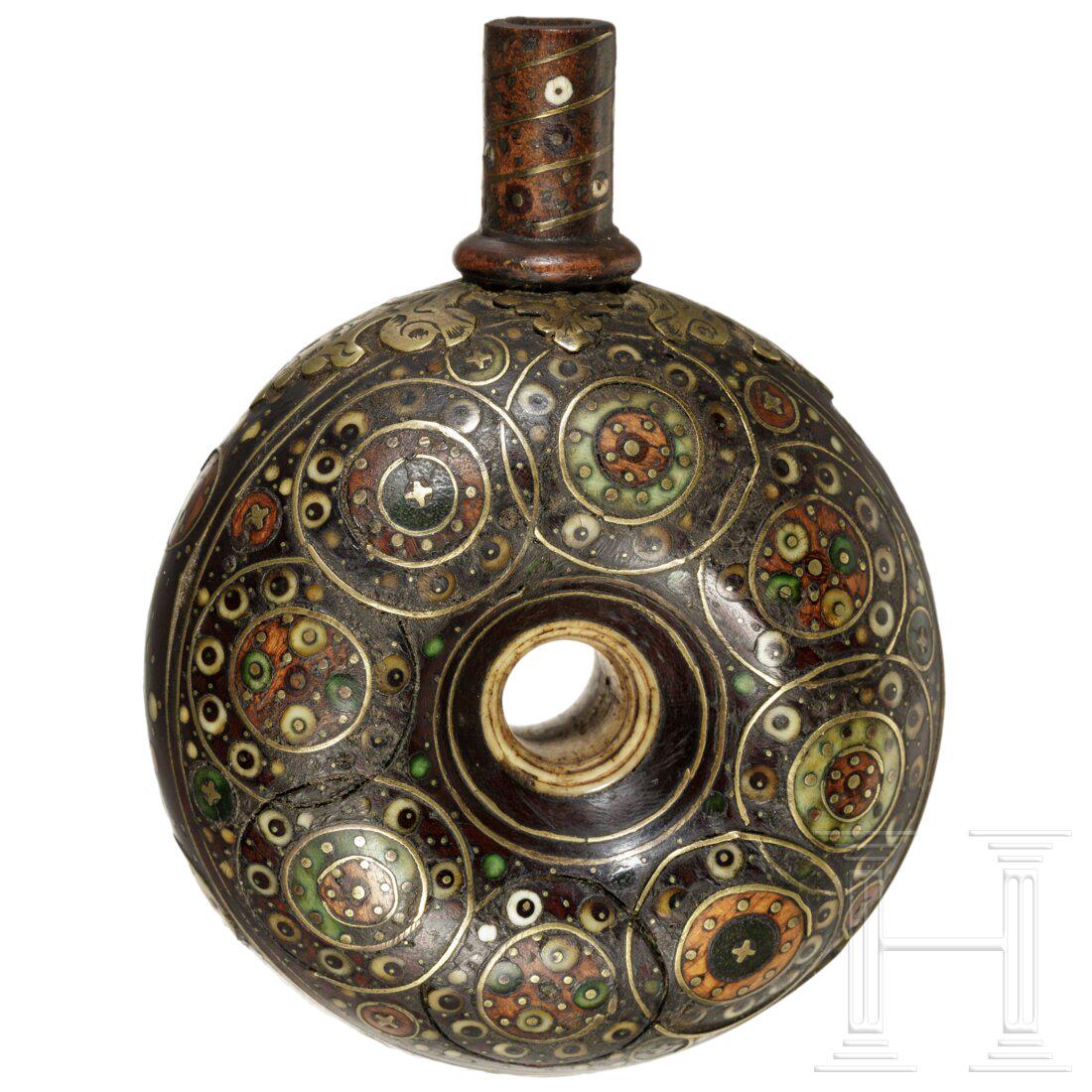 A richly inlaid Silesian priming flask, 1st half of the: A richly inlaid Silesian priming flask, 1st half of the 17th centuryRingförmig gedrechselter hölzerner Korpus mit Nabe aus Bein. Reiche geometrische Einlagen aus Messingdraht, Bein und Horn