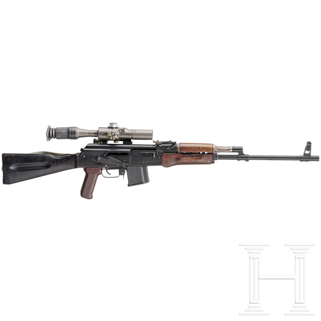 SL-Büchse AK 47 Izhmash, Waff.Schu., mit ZF PSO: SL-Büchse AK 47 Izhmash, Waff.Schu., mit ZF PSO sowie Original- und NeuteilenCal. .223 Rem., SN. H04160812, blanker Lauf, Länge 52 cm. Zehnschüssig. Dt. Beschuss. Links am Gehäuse 