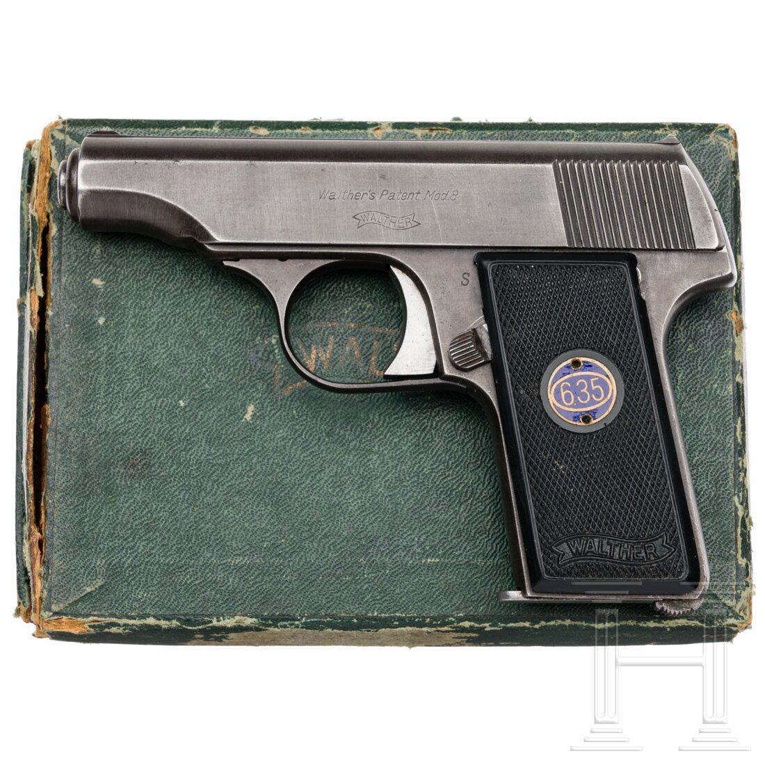 Walther Mod. 8, erste Ausführung, im Karton: Walther Mod. 8, erste Ausführung, im KartonCal. 6,35 mm Brown., SN. 406259, nummerngleich. Lauf matt. Achtschüssig. Beschuss Krone/N. Verdeckter Auszieher. Demontageklinke. Beidseitige Stand