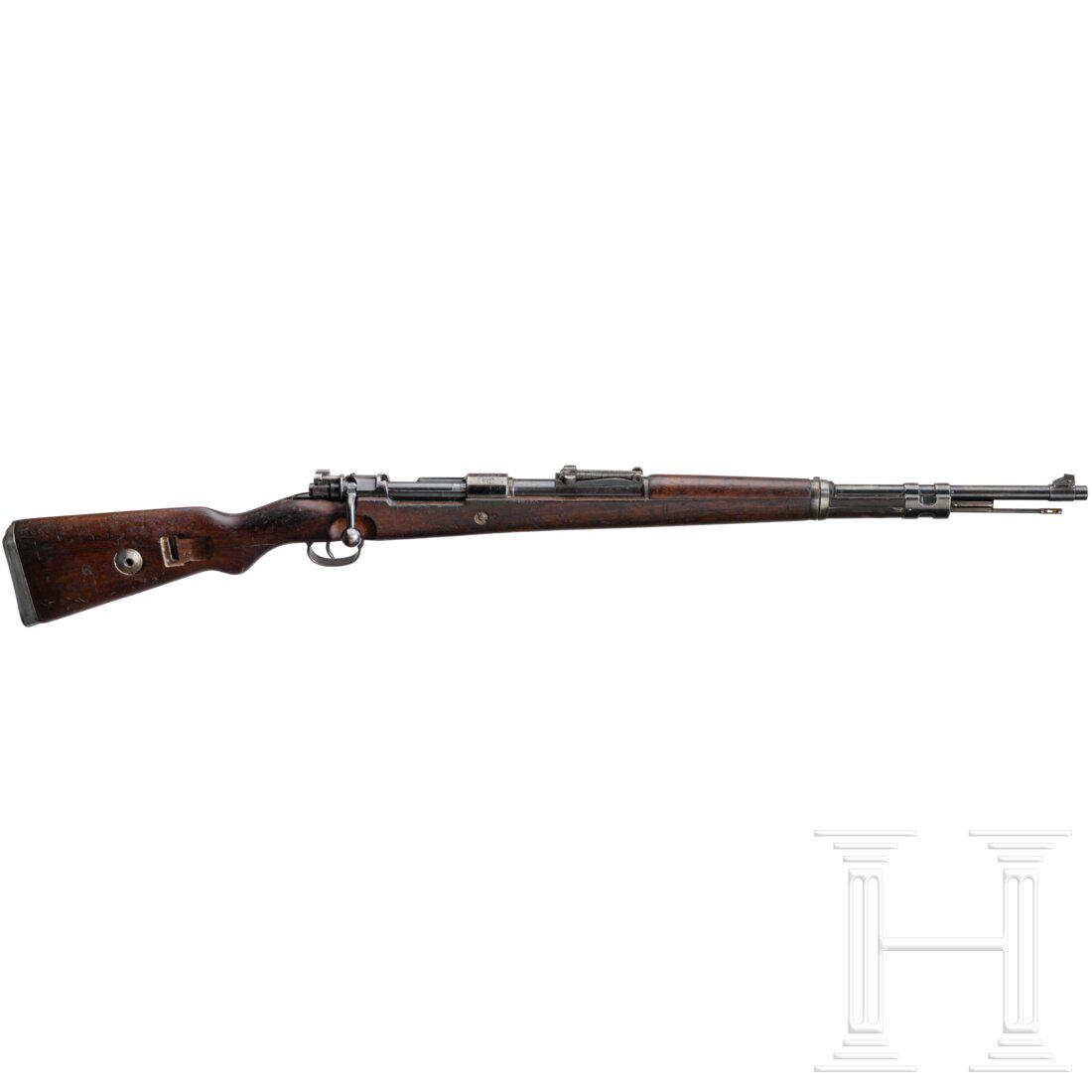 Karabiner 98 k, Portugal, 1941: Karabiner 98 k, Portugal, 1941Cal. 8x57 IS, SN. H12165, nummerngleich. Blanker Lauf. Fünfschüssig. Deutscher Beschuss 1979. Hülsenkopf mit portugiesischem Wappen über "1941". Ferti