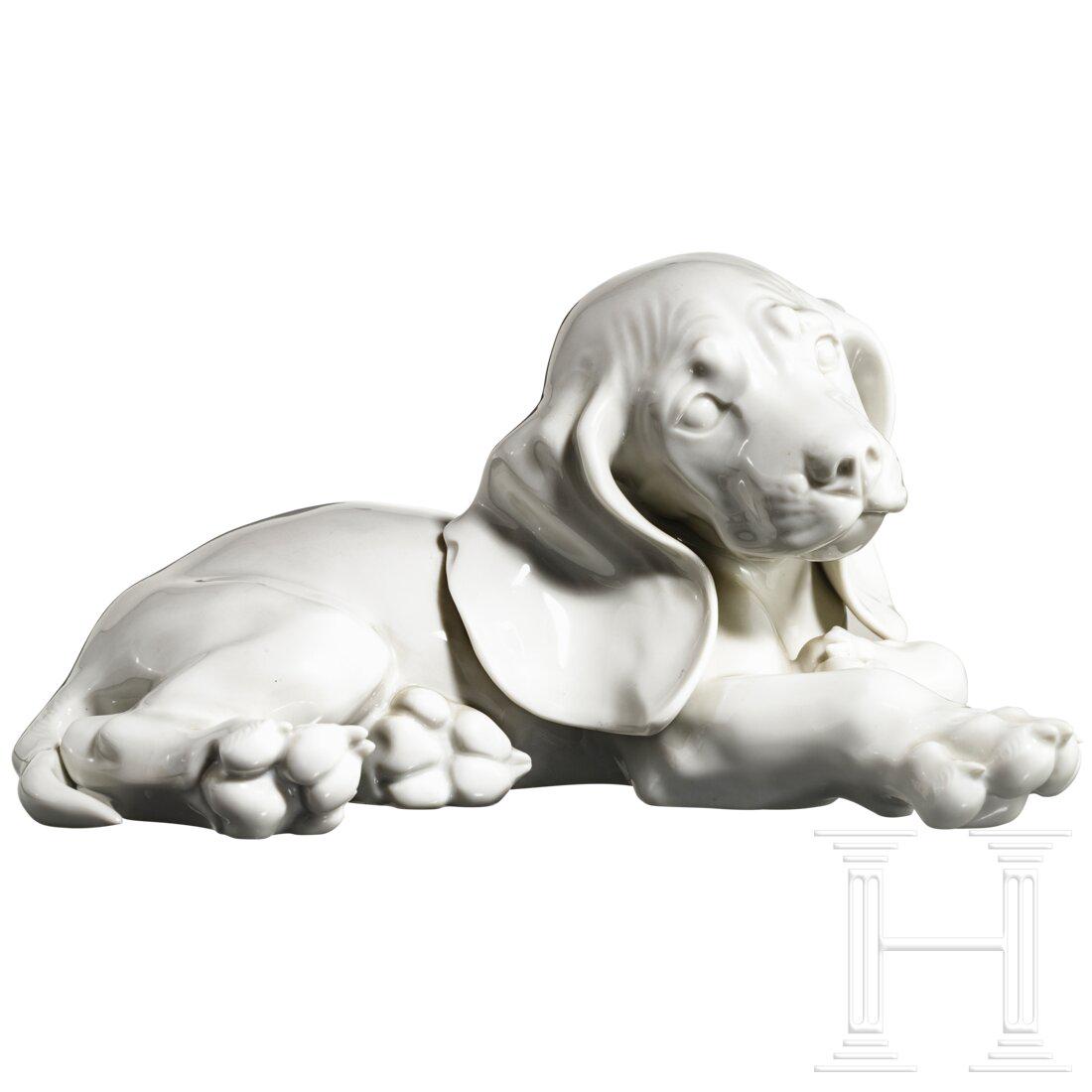 Porcelain Manufactory Allach - a lying young dachshund,: Porcelain Manufactory Allach - a lying young dachshund, design by Prof. Theodor KärnerModellnummer "1". Weißes, glasiertes Porzellan. Im Boden die grüne Unterglasur-Manufakturmarke "SS 