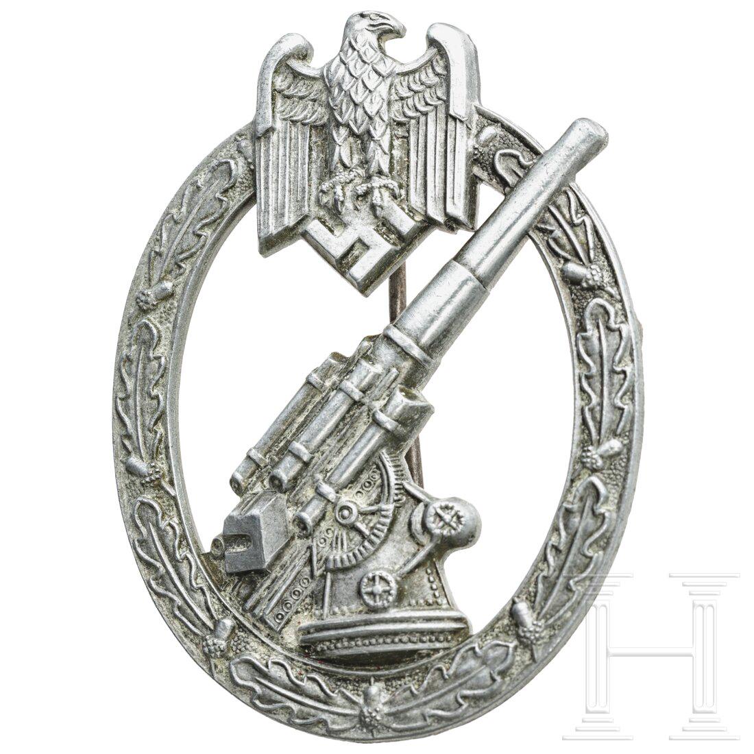 An Army Flak Artillery Badge - "pillow crimp" variant: An Army Flak Artillery Badge - "pillow crimp" variantMassive versilberte Feinzinkausführung, rückseitig mit vercrimptem Nadelsystem, eiserne Drahtnadel und Scharnier sowie nicht magnetisches