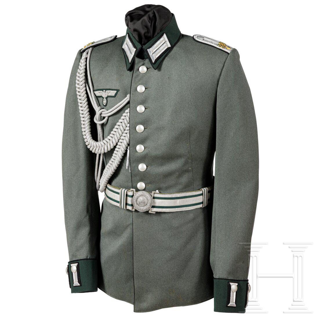 A tunic of a 1st Lieutenant in the Pioneer Battalion 88: A tunic of a 1st Lieutenant in the Pioneer Battalion 88 Eigentumsstück aus feinem feldgrauen Gabardine (Mottenspuren) mit dunkelgrünem Kragen und Aufschlägen, schwarzen Vorstöß