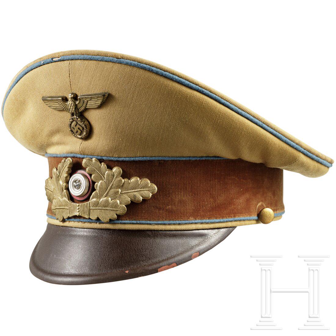 A visor cap for political leaders of the NSDAP in the: A visor cap for political leaders of the NSDAP in the OrtsgruppenleitungElegante Ausführung aus parteibraunem Stoff, komplett mit allen Effekten. Vergoldeter Hoheitsadler über Eichenlaubkran