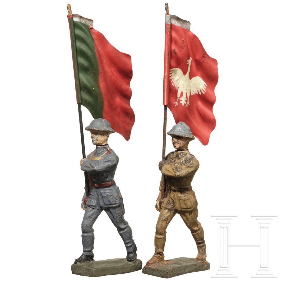 A Polish and a Portuguese Lineol flagbearer marching: A Polish and a Portuguese Lineol flagbearer marchingMasse-Blechausführung, 30er Jahre, 7 cm-Serie, mit der originalen, spritzlackierten Lineol-Fahne von Portugal und der handbemalten Fahne Polens