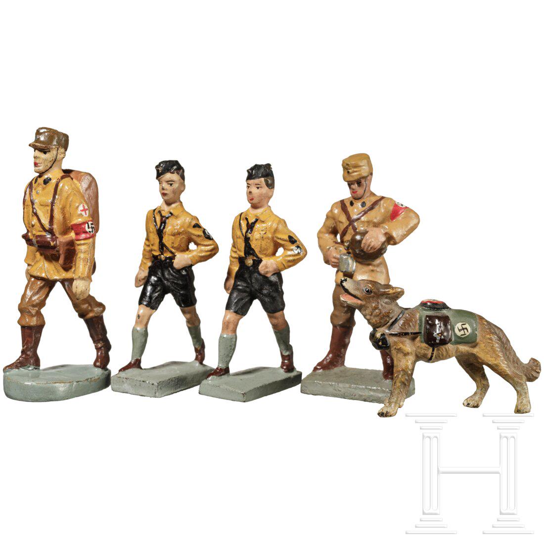 A group of Elastolin and Lineol - two SA medicals, a: A group of Elastolin and Lineol - two SA medicals, a dog and two Jungvolk marchingElastolin/Lineol, Masseausführung, 6/7 cm-Serie, 30er Jahre. Dabei ein sehr seltener Elastolin-SA-Sanitäter