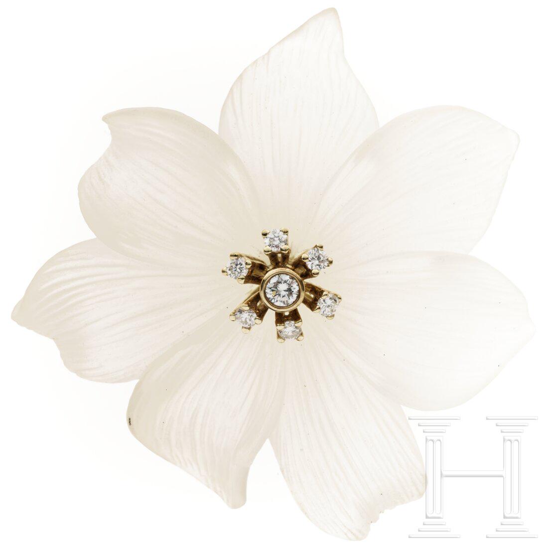 A blossom-shaped rock crystal brooch.: A blossom-shaped rock crystal brooch. Bergkristall, geschnitten. Stempel und Staubbeutel besetzt mit sieben Diamanten in einer Gelbgold-Fassung. Schließe punziert mit Feingehalt "585". Durchmesse