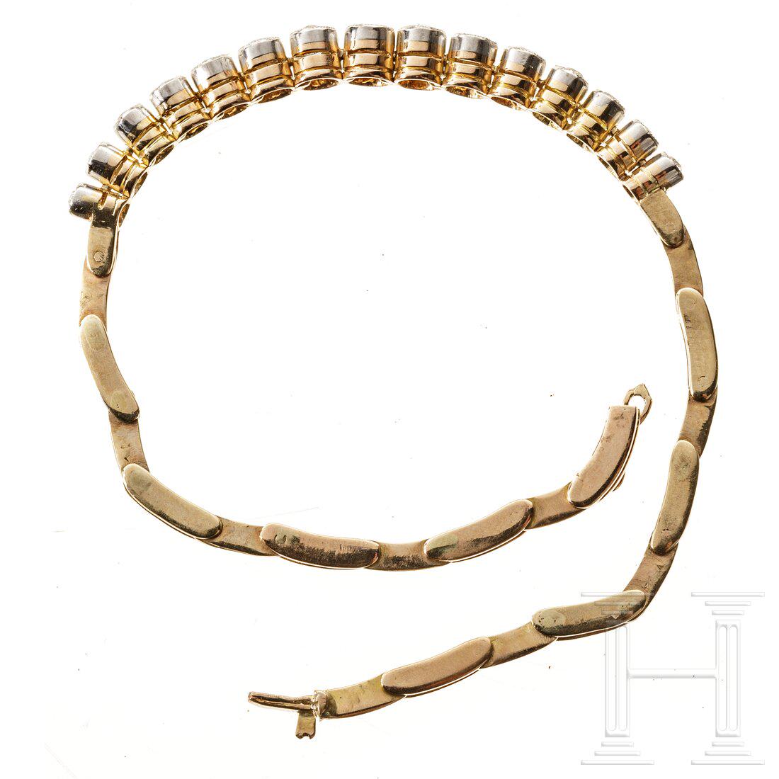 A 14ct diamond bracelet: A 14ct diamond bracelet14kt Gelbgold. Besetzt mit 15 Altschliffdiamanten, Piqué I. Länge 18 cm, Gewicht 10 g.Condition: I -
