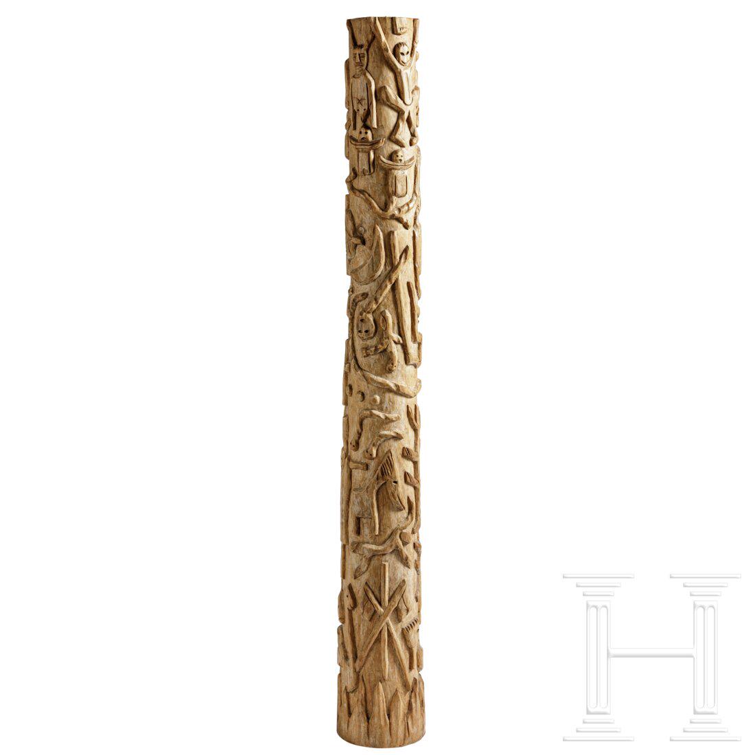 A carved Haitian wooden log, 20th century: A carved Haitian wooden log, 20th centuryReliefartig beschnitzter Stamm aus schwerem, hellen Holz mit figürlichen und gegenständlichen religiösen Darstellungen aus dem Voodoo-Kult. Auf 