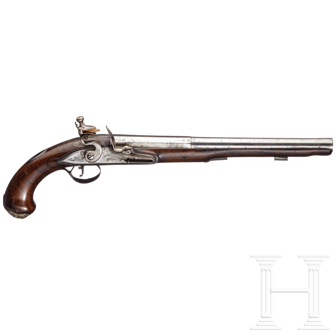 A flintlock pistol by Robert Harvey, London, circa 1720: A flintlock pistol by Robert Harvey, London, circa 1720 Oktagonaler, in rund übergehender 305 mm Lauf mit glatter Seele im Kaliber 17 mm. Blanke, korrodierte und narbige Laufoberfläche mit R
