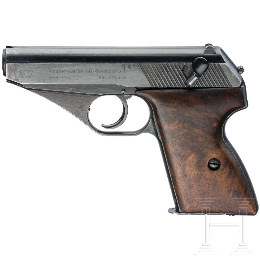 Mauser Mod. HSc: Mauser Mod. HSc Cal. 7,65mmBrowning, SN. 800396, nummerngleich. Beschuss 1974. Blanker Lauf. Standardbeschriftung. Originale Brünierung, vorne am Schlitten beidseitig bearbeitet. Nussholzgriffsch