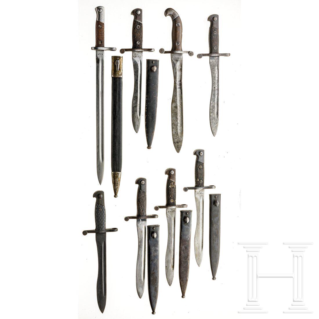 Eight Spanish bayonets: Eight Spanish bayonets Ein Mauser-Bajonett M 1893 mit Holzgriffschalen und Lederscheide. Außerdem ein Bolo-Messer M 1907 mit gelöteter Klinge und Toledo-Stempel ("Artilleria Fca Nacional Tol