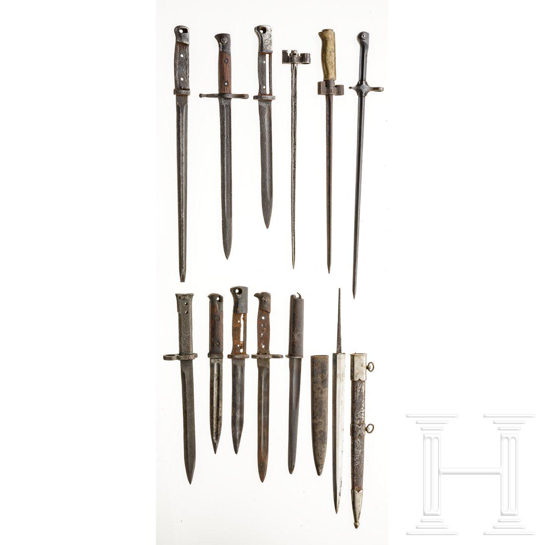 Mixed lot of 12 side arms, mostly fragments: Mixed lot of 12 side arms, mostly fragments Zwei Ersatzbajonette mit Eisengriffen. Ein schön erhaltenes schweizerisches Stichbajonett M 1889. Ein gekürztes Lebel-Bajonett und ein Lebel-Fragm