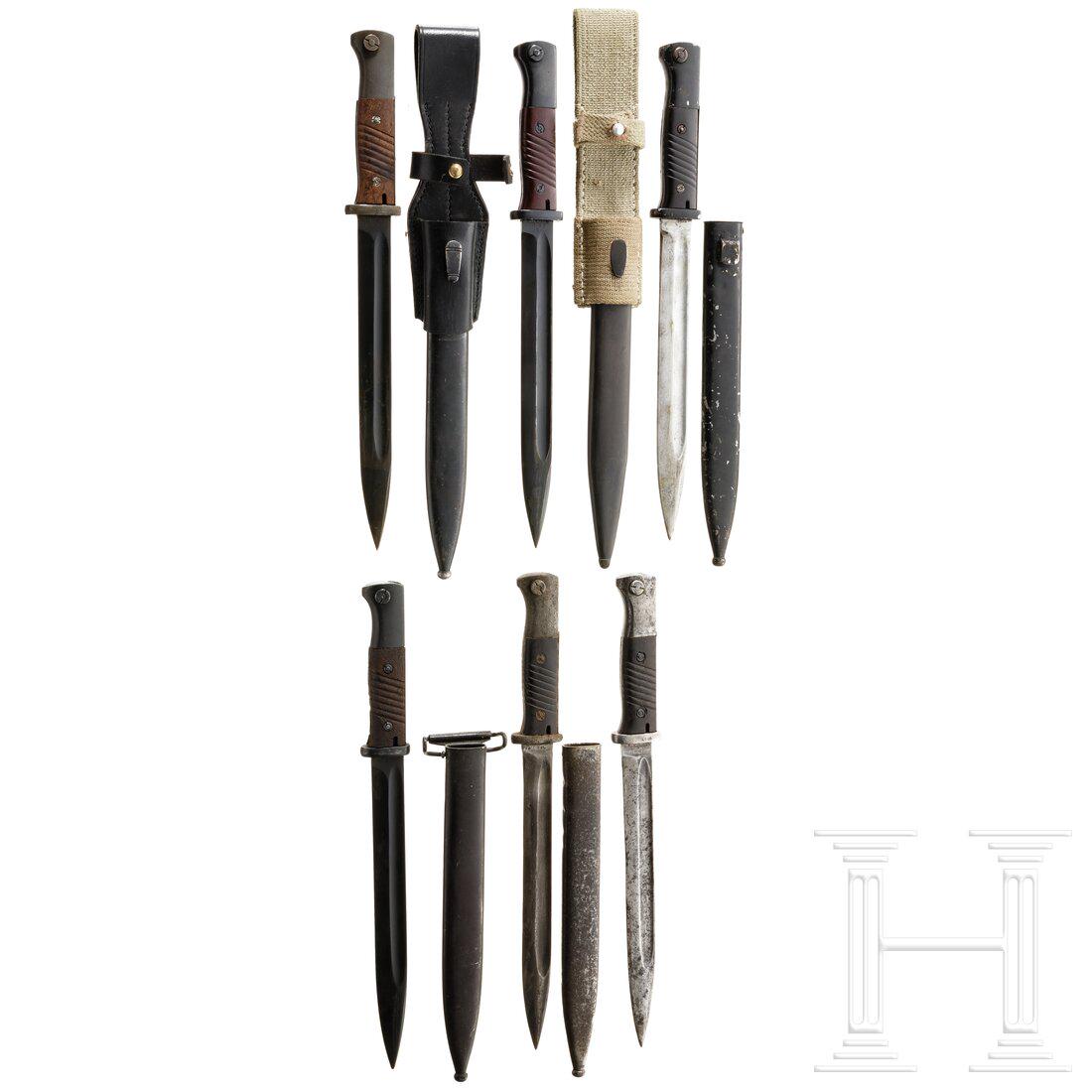Six bayonets M 84/98: Six bayonets M 84/98 Ein komplett original brüniertes Exemplar, Klinge gestempelt "S / 174" und "37", Eisengefäß mit WaA-Stempel und korrodierten Bakelitgriffschalen, Eisenscheide mit D