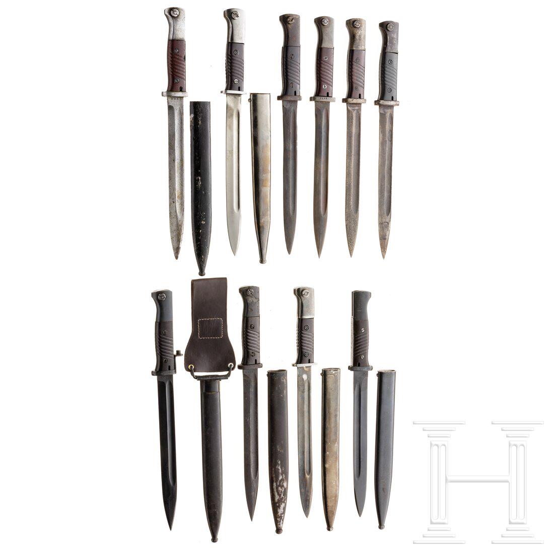 Ten bayonets M 84/98 n. A.: Ten bayonets M 84/98 n. A. Brünierte Rückenklinge, gestempelt "43 asw", brüniertes Eisengefäß (WaA-Stempel) mit Bakelitgriffschalen, brünierte Eisenscheide, gestempelt "W