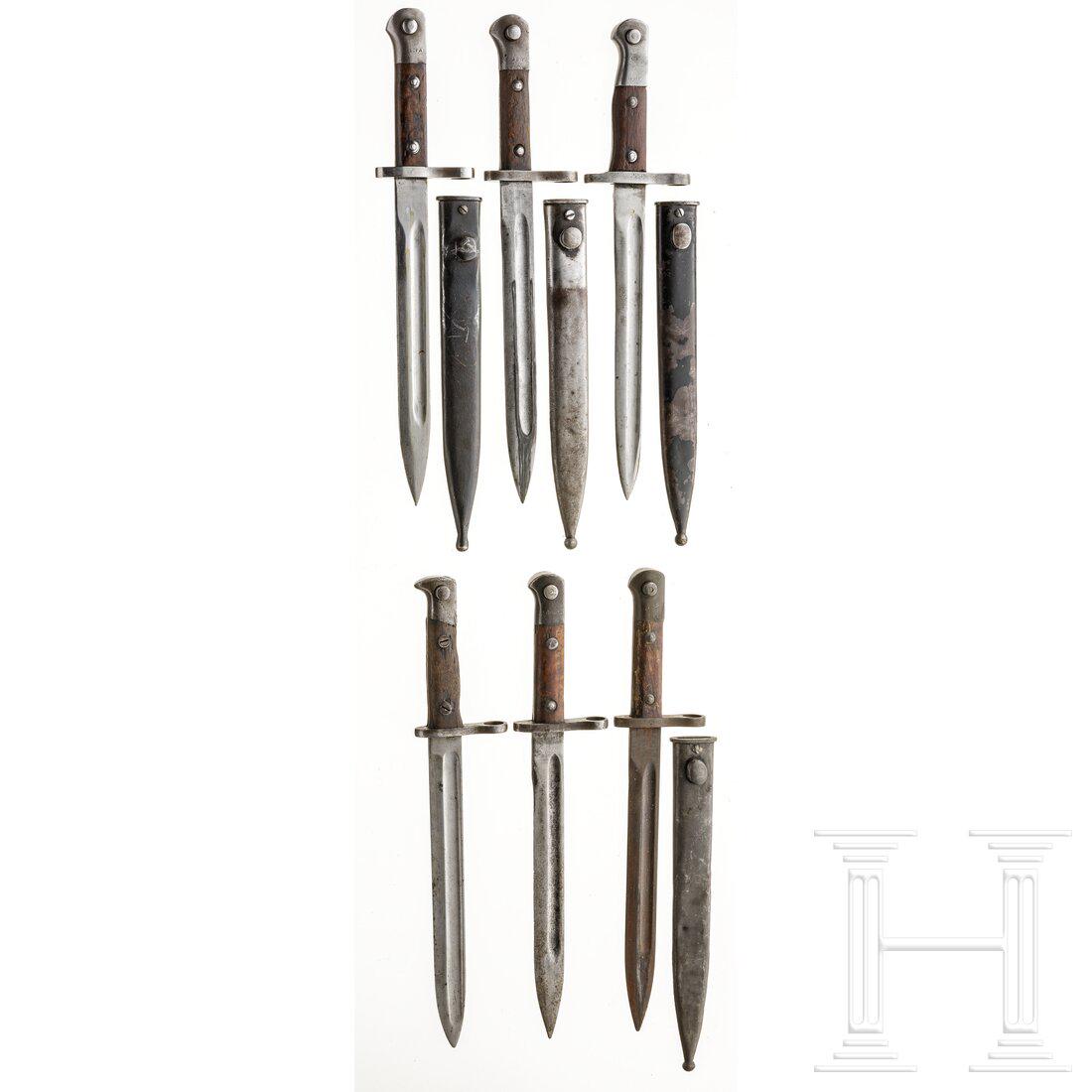 Six Mauser bayonets, German, Turkish: Six Mauser bayonets, German, Turkish Ein SG 71/84 , gestempelt "Simson & Co. Suhl", Holzgriffschalen, ohne Scheide. Fünf türkische Bajonette (Süngü), alle mit Holzgriffschalen und 