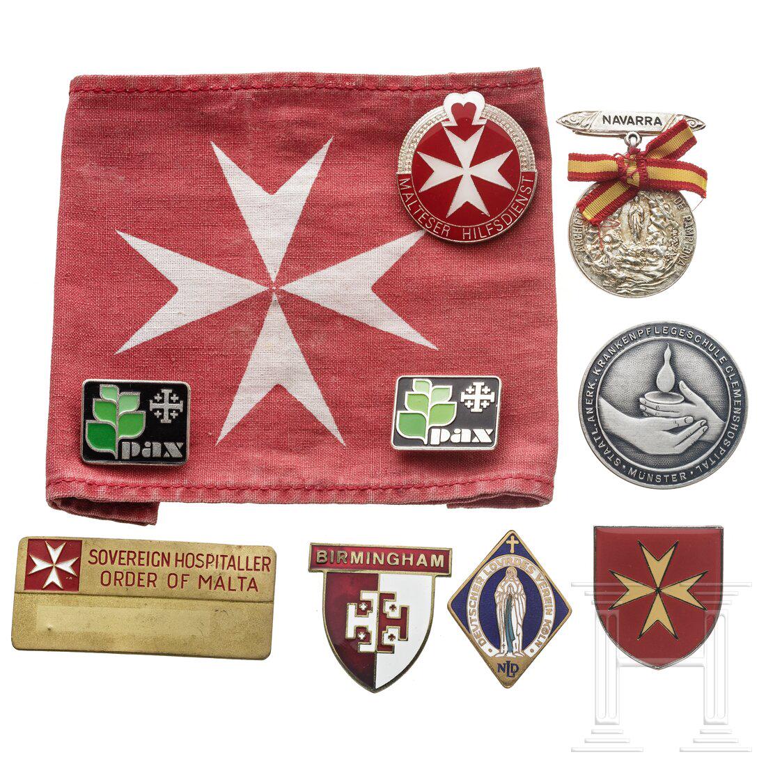 Sovereign Order of Malta - a badge and an armband, 20th: Sovereign Order of Malta - a badge and an armband, 20th century Ein emailliertes Abzeichen des "Malteser-Hilfsdienstes" (Durchmesser 35 mm), ein emailliertes wappenförmiges Abzeichen mit Malteser