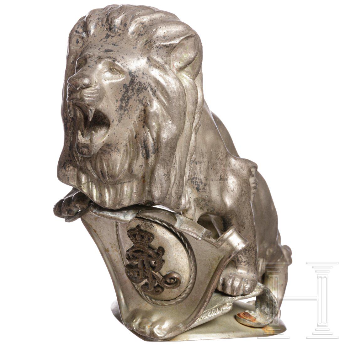 A replica parade lion to the helmet of the Gardereiter: A replica parade lion to the helmet of the Gardereiter Replikat aus versilbertem weißen Metall, angeschraubter Schild mit aufgelegter Buntmetall-Chiffre, spitzovaler Untersatz mit zentraler Befes