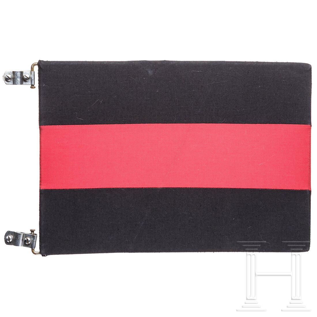A car pennant for the commander of an anti-aircraft: A car pennant for the commander of an anti-aircraft artillery unitRechteckiger, schwarz-rot-schwarz unterteilter Stoffwimpel, der innenseitige Verstärkungsrahmen mit Befestigungsbügeln und neuzeitli