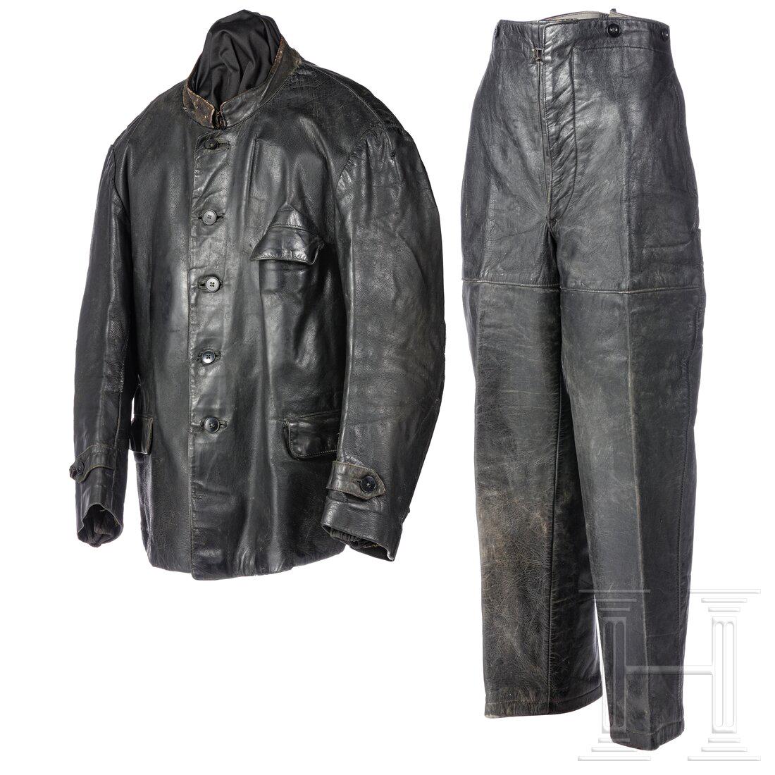 A leather armour protective clothing: A leather armour protective clothingJacke und Hose aus schwarzem Glattleder. Die ursprünglich für das Maschinenpersonal auf U-Booten bestimmte Lederbekleidung wurde während der Kämpfe an der Invas