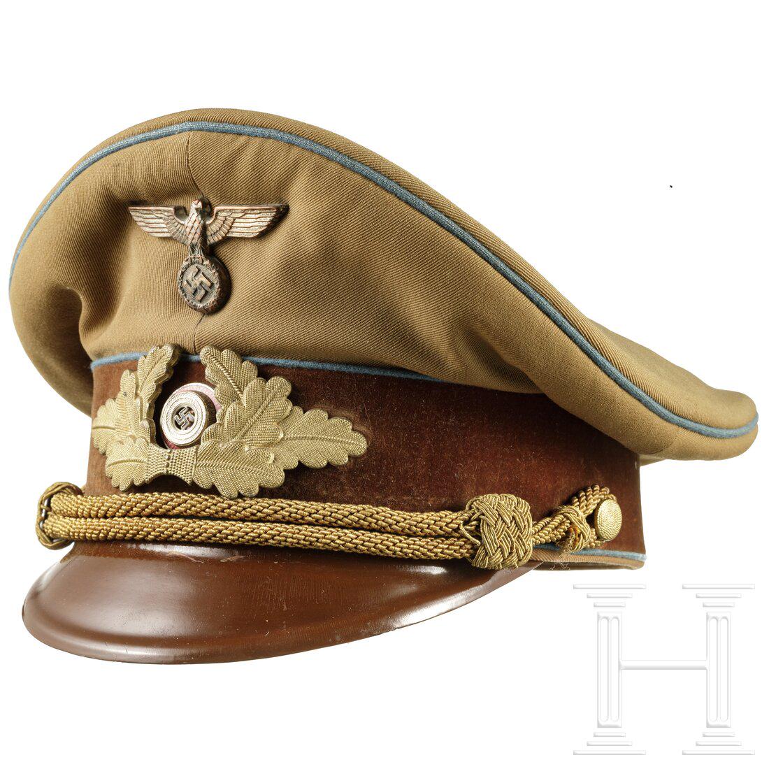 A visor cap M 1939 for Political Leaders in the: A visor cap M 1939 for Political Leaders in the OrtsgruppenleitungKammerstück aus braunem Tuch mit dunkelbraunem Samtbesatzband, hellblauen Vorstößen und braun lackiertem Schirm (teils gelöst). Bl