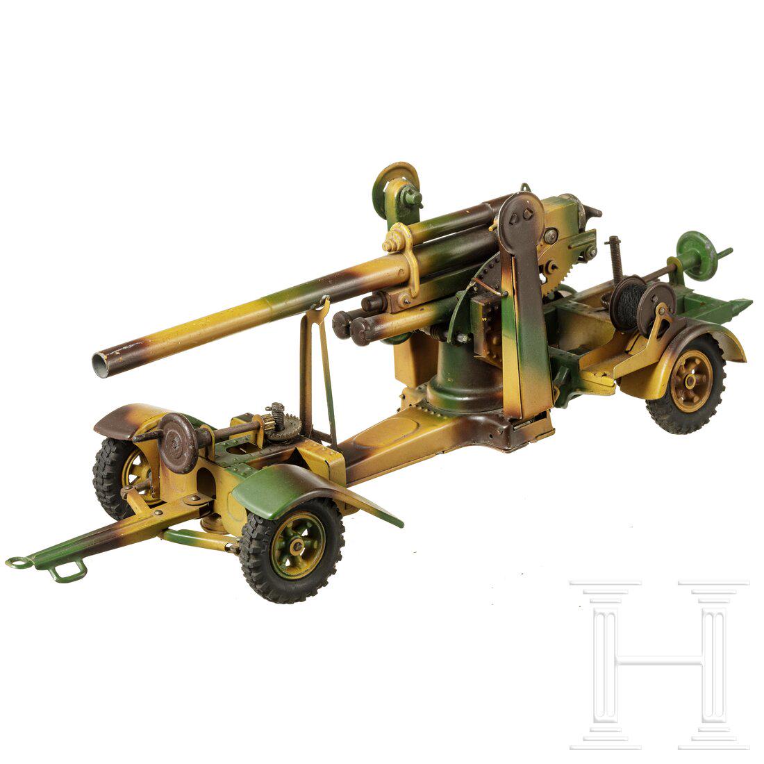 A Lineol 1230 Flak cannon 8.8 in camouflage: A Lineol 1230 Flak cannon 8.8 in camouflage Lineol, Blechausführung, 7 cm-Serie, 30er Jahre. Eine 8,8 cm-Flak, mimikry, 1230, Gummireifen, mit abprotzbaren Fahrgestellen vorne und hinten, Abzug gut, 