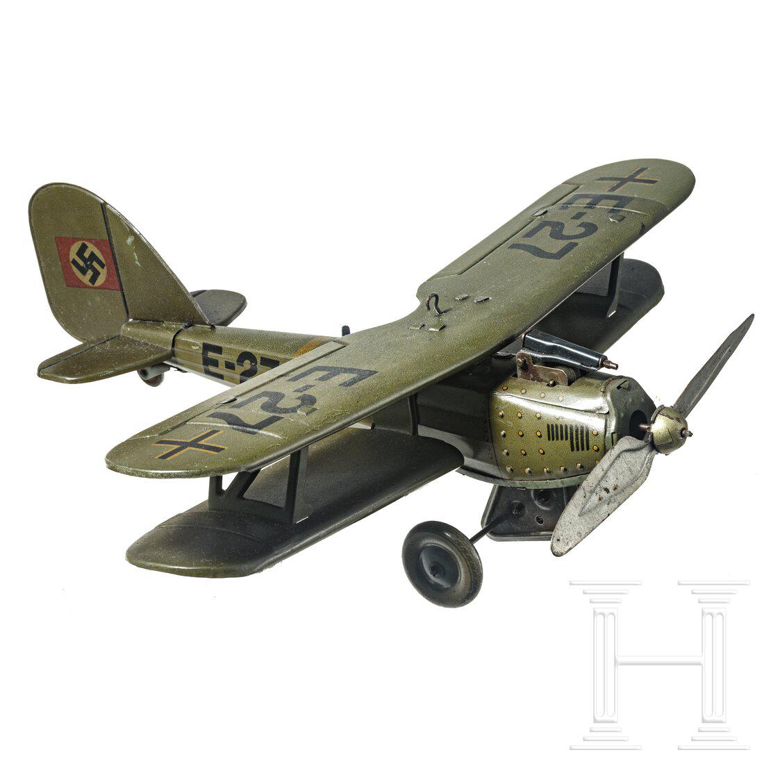 A TippCo Military Biplane Fighter aircraft E-27: A TippCo Military Biplane Fighter aircraft E-27TippCo-Flugzeug, Blechausführung, 30er Jahre. Uhrwerkantrieb gut, olivgrün spritzlackiert, lithografiert, mit kompletter Kennung, mit Hängehaken und A