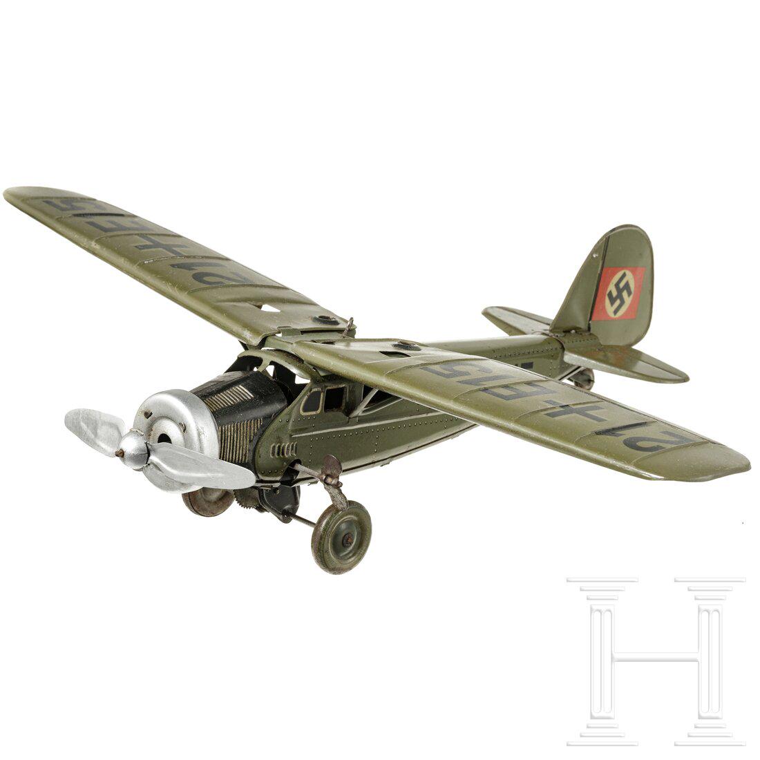 A TippCo Monoplane Observation Aircraft 21-E-15: A TippCo Monoplane Observation Aircraft 21-E-15TippCo-Flugzeug: Eindecker-Beobachtungsflieger 21-E-15, Blechausführung, 30er Jahre, Uhrwerkantrieb gut, mit Aufziehschlüssel. Lithografiert, mit kompl